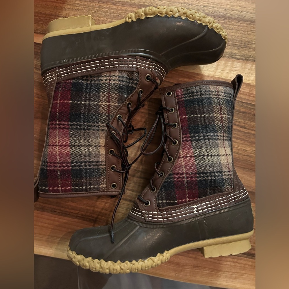 LL bean 10 in classic shearling lined bean boot, Women’s 8, runs large. Like new